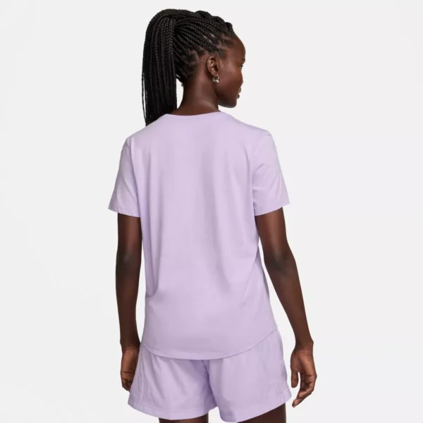 Camiseta Nike Sportswear Club Essentials Feminina - Image 2