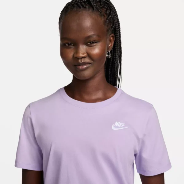 Camiseta Nike Sportswear Club Essentials Feminina - Image 4