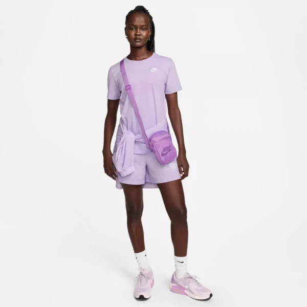 Camiseta Nike Sportswear Club Essentials Feminina - Image 5