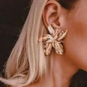 Brinco flor dourada feminino tendência verão blogueira luxo