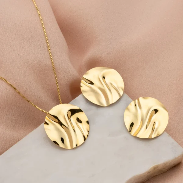 Conjunto Brinco e Colar Redondo Amassado Banhado a Ouro 18K - Image 2